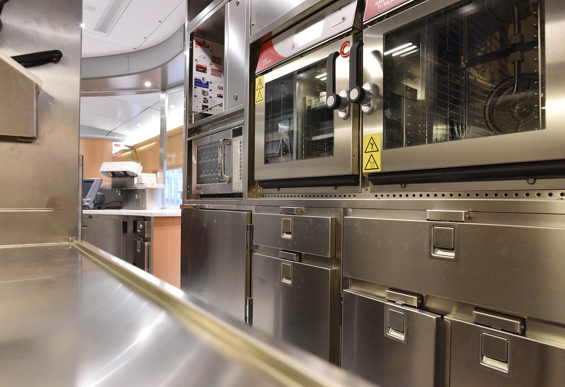 In der DB Bordrestaurant-Küche wird in vielen Schränken und Schubladen ein Großteil der Waren verstaut.