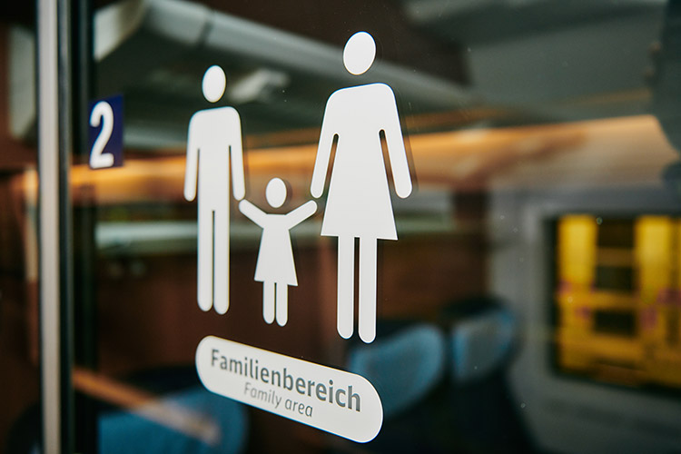 Familien reisen im Zug komfortabel in einem Familienabteil oder im Familienbereich