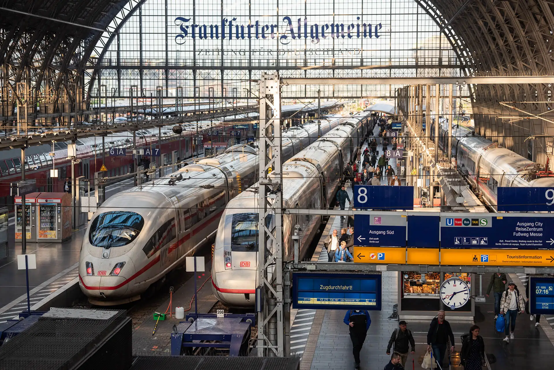 Blick auf die Gleise und zwei ICE-Züge im Frankfurter Hauptbahnhof