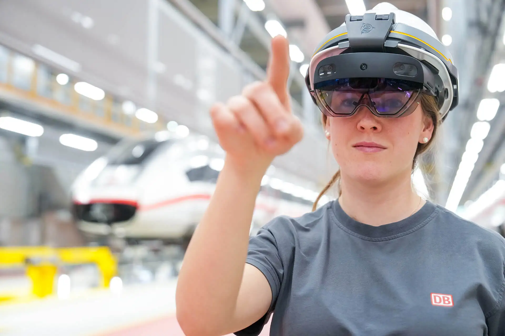 Bahn-Technikerin mit einer Augmented Reality-Brille