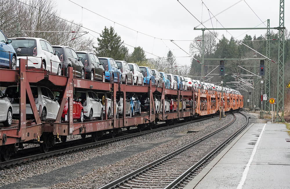 DB Güterverkehr: So sieht es aus, wenn ein Güterzug Autos transportiert.