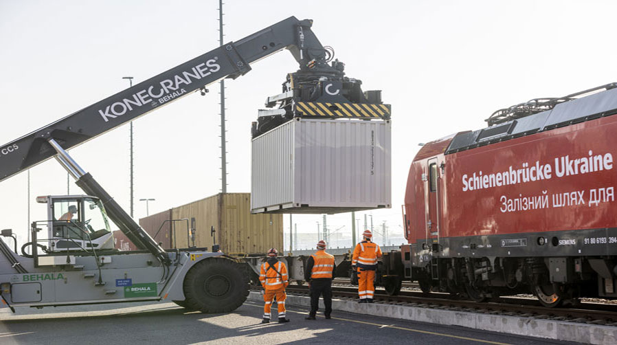Start eines Güterzugs mit Hilfsgütern für die Ukraine