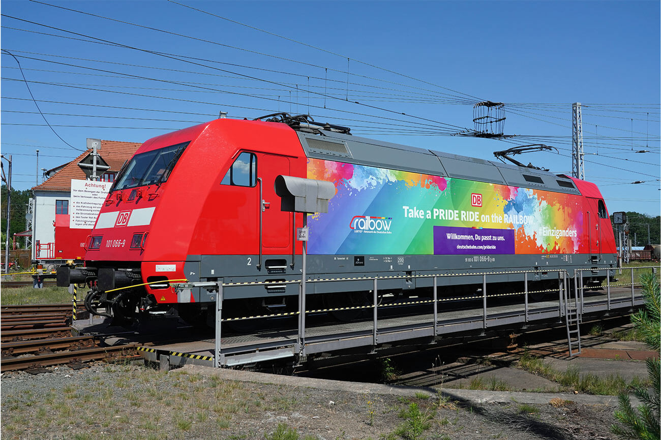 Deutsche Bahn Diversity - auch E-Loks sind regenbogenbunt unterwegs und stehen damit für Vielfalt und Toleranz