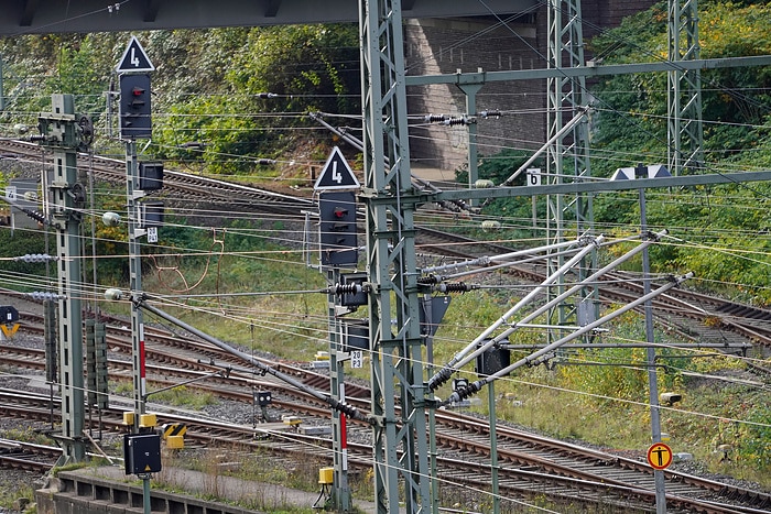 Deutsche Bahn Elektrifizierung: Durch die Oberleitungen der Deutschen Bahn fließen 15000 Volt.