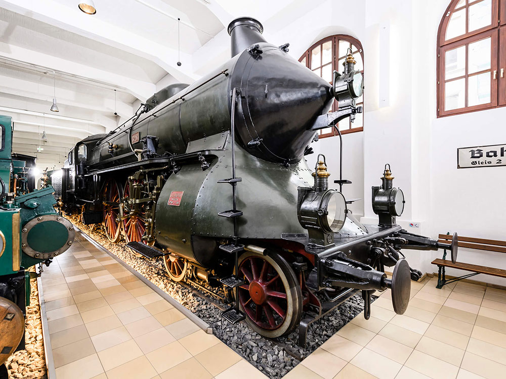 Blick auf die Dampf-Schnellzuglokomotive im DB Museum