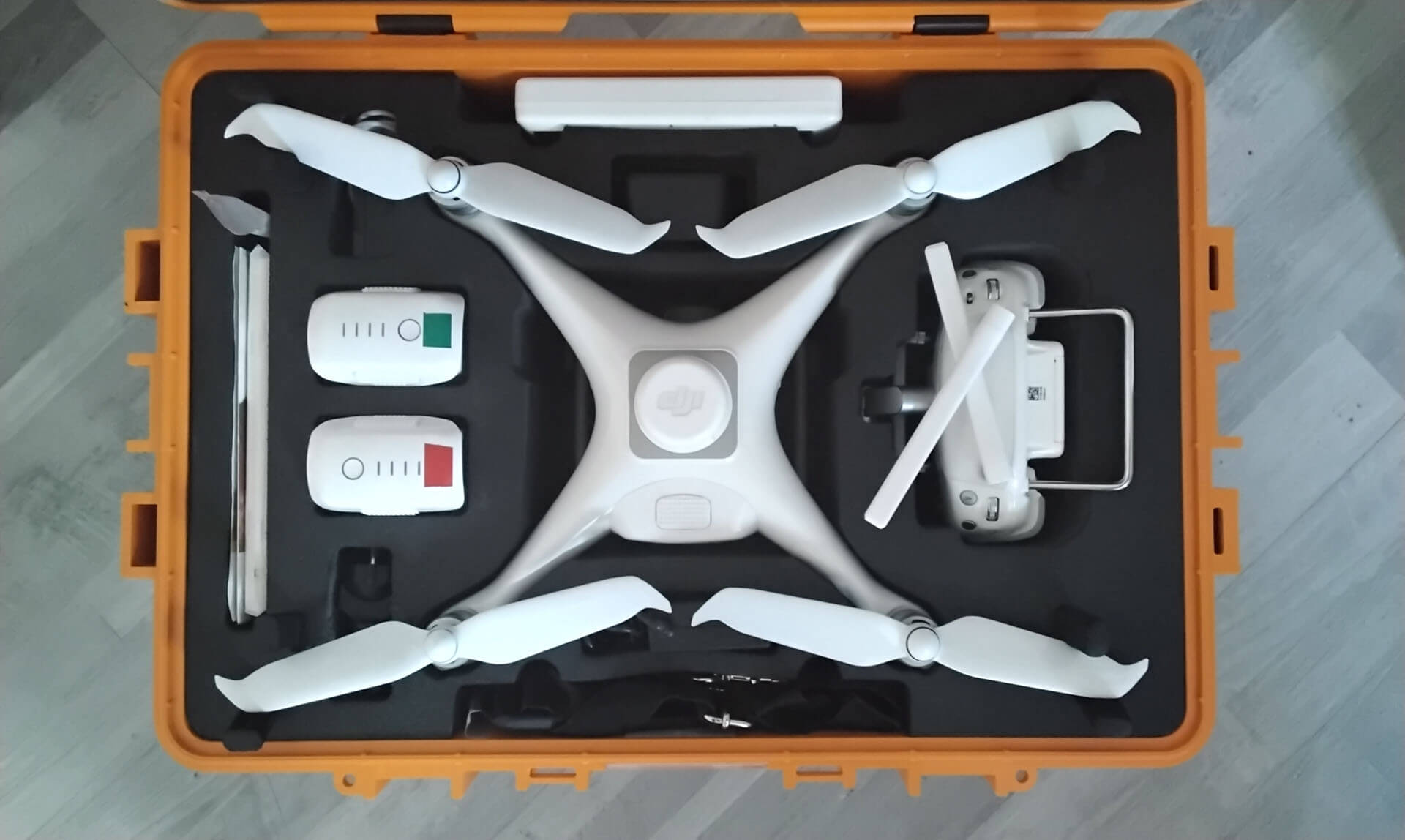 Bahn-Drohnen: Vor jedem Flug muss die Drohne zusammengebaut und vorbereitet werden.