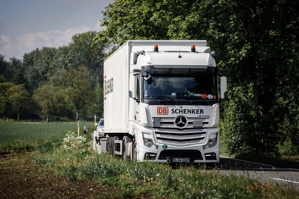 DB Logistik – ein Sattelzug von DB Schenker auf dem Weg