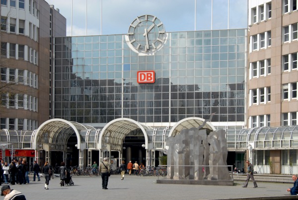 Riesengroß: die Bahnhofsuhr am Hauptbahnhof Düsseldorf