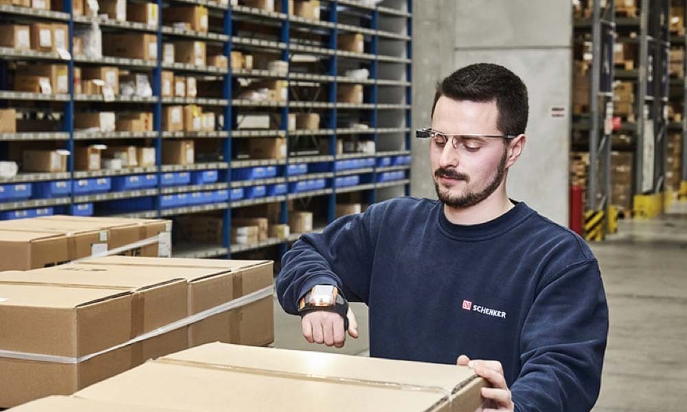 DB Logistik – ein Mitarbeiter nutzt Datenbrille und Handschuhscanner für die Lagerlogistik
