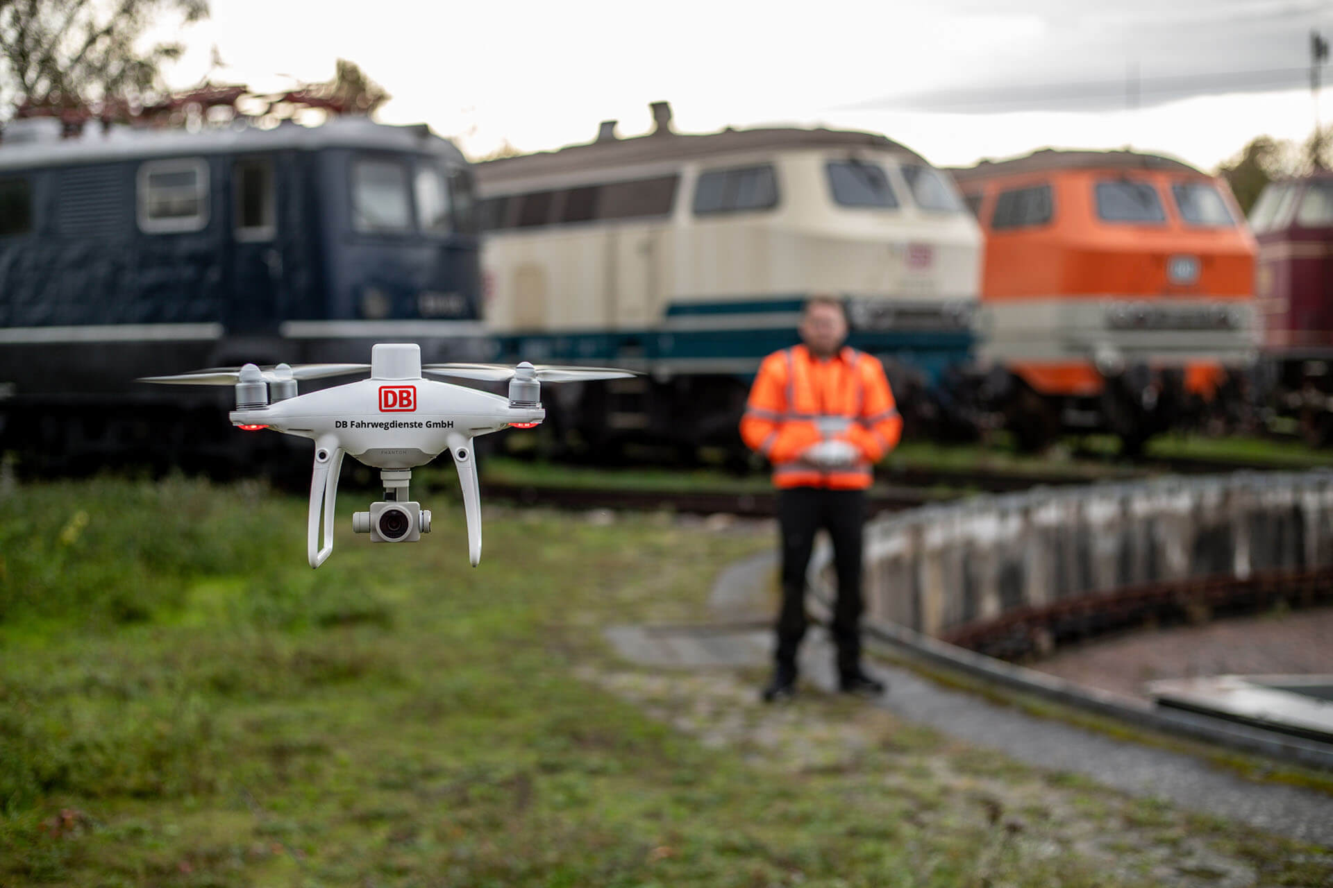 Eine Bahn-Drohne ist so klein, um da mitfliegen zu können, bräuchtest du schon einen Schrumpfstrahler.