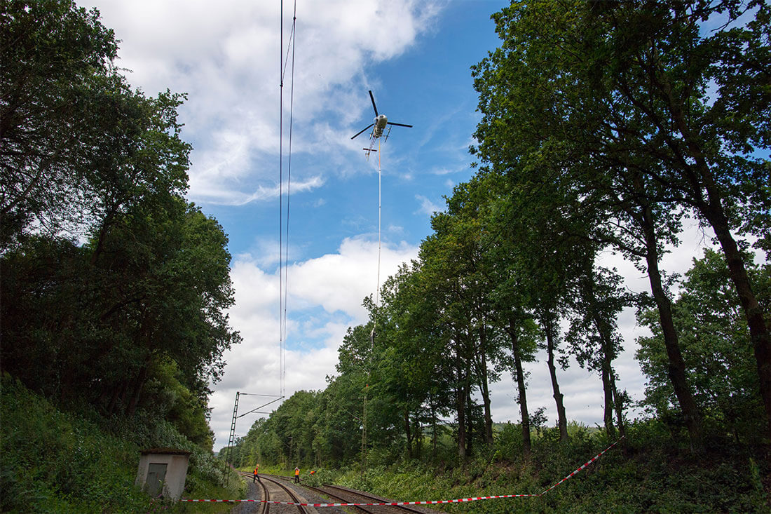 Für die Vegetationspflege an Gleisen sind sogar Hubschrauber mit Sägen im Einsatz.