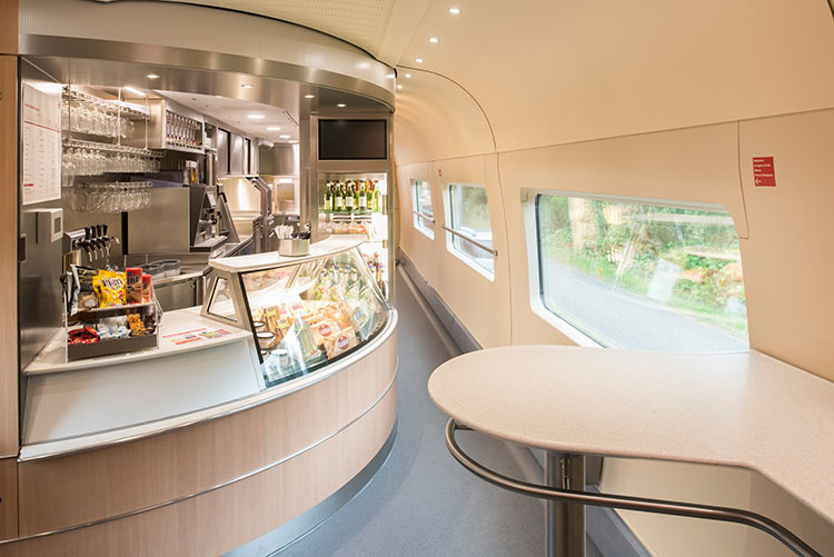 Im Bordbistro oder Bordrestaurant kannst du auf der Zugfahrt lecker essen und trinken