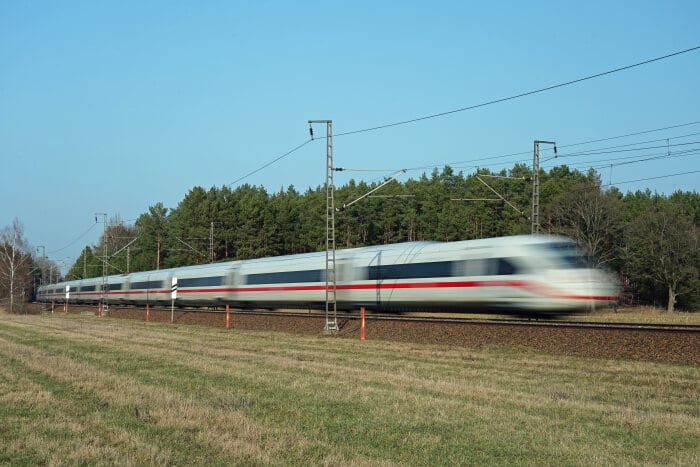 Wie schnell fahren ICE auf deutschen Bahnstrecken?