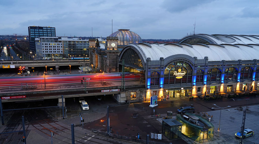 Der Dresdner Hauptbahnhof beleuchtet in der Farben der Ukraine