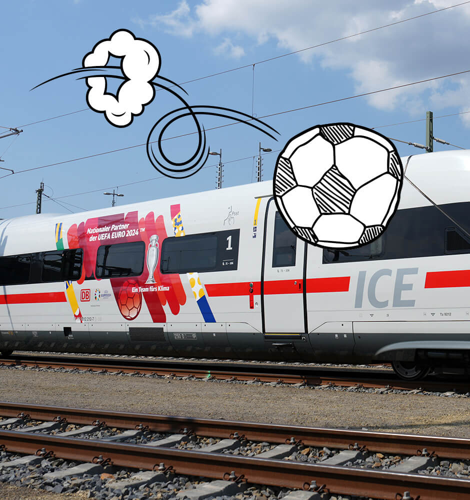 Ein gezeichneter Fußball springt neben einem ICE mit UEFA EURO 2024 Lackierung