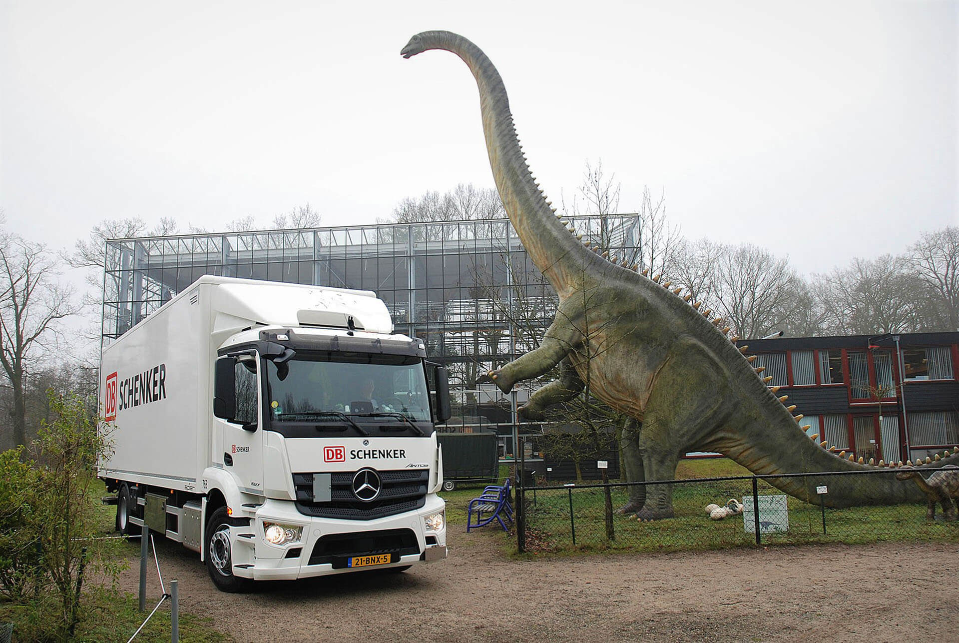 Wie ein großer Dinosaurier in einen LKW von DB Schenker passt