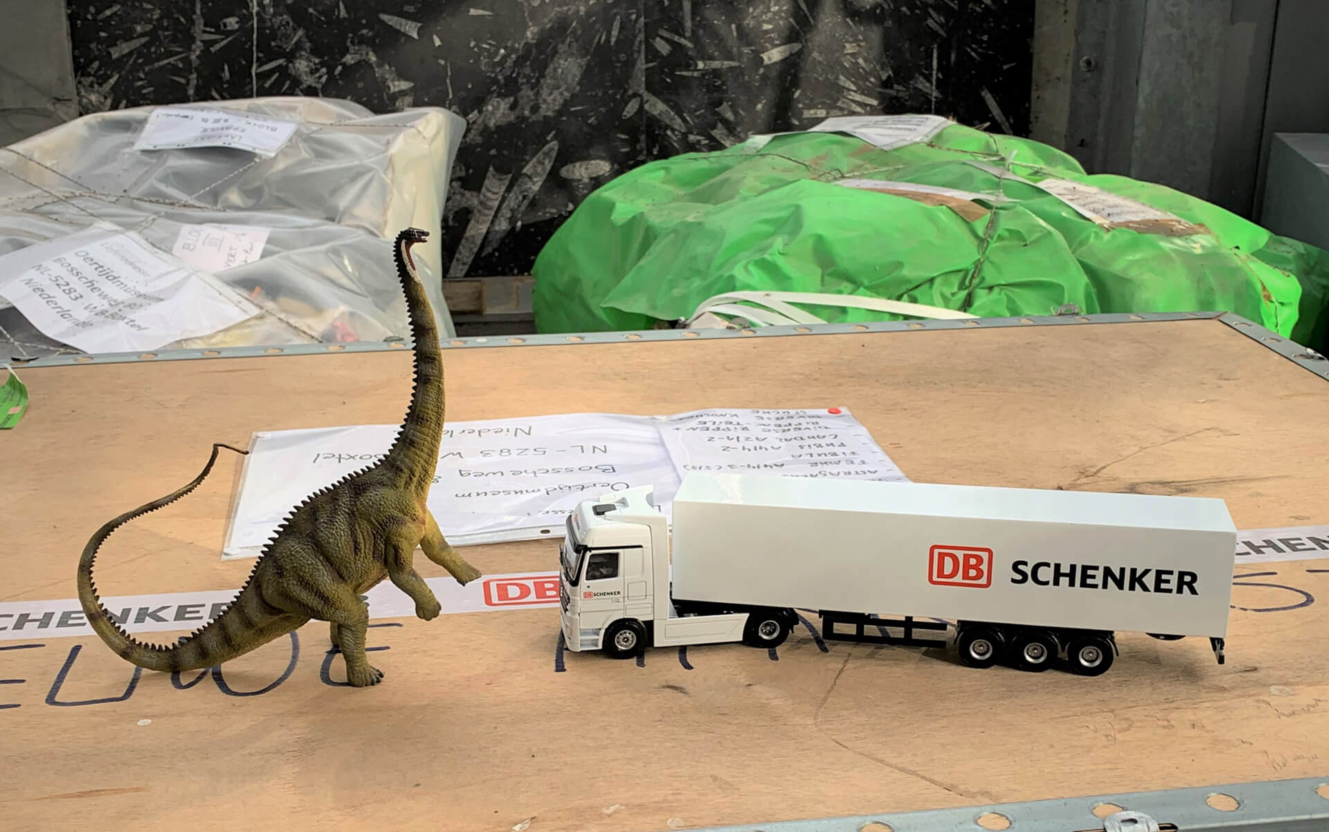 Wie passt ein Dinosaurier in eine LKW