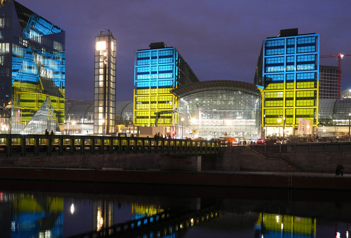 Der Berliner Hauptbahnhof beleuchtet in den Farben der Ukraine