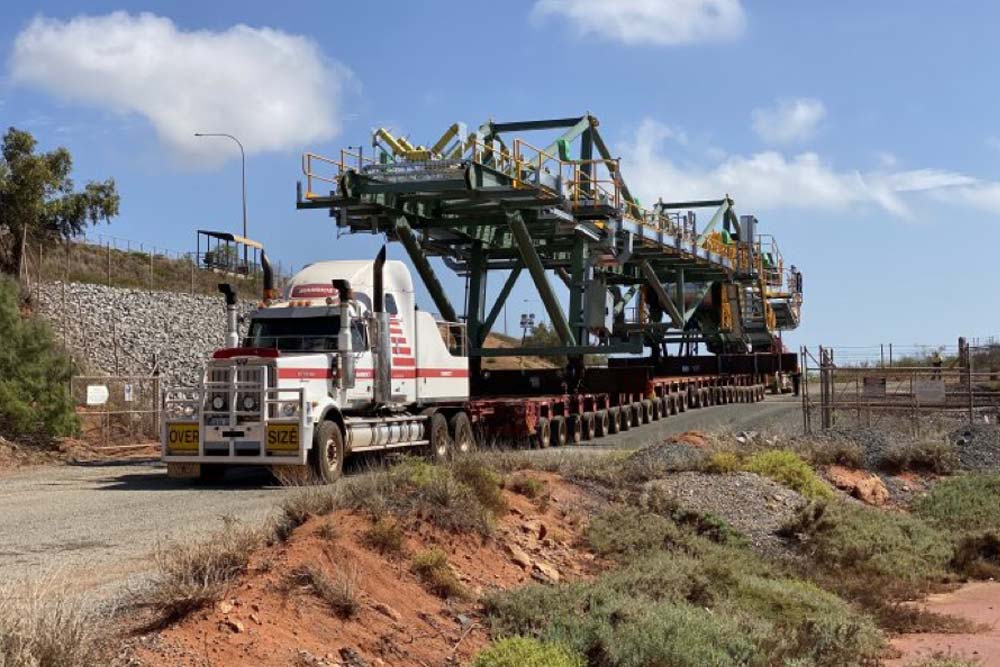 DB Logistik – Schwerlasttransport mit Sattelzug durch die australische Wüste
