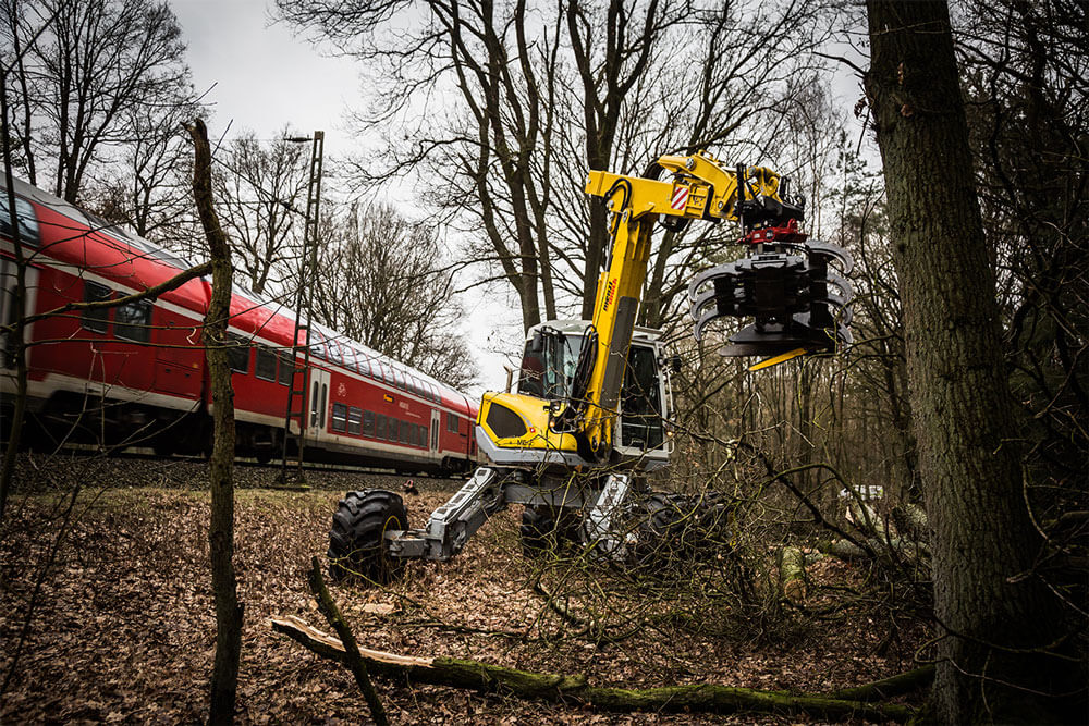 DB Fahrwegdienste - Vegetationspflege an Gleisen: Dieser geniale 12-Tonnen-Schreitbagger kann alle seine Räder einzeln bewegen und damit sogar steile Hänge hochklettern. Sein Spitzname: Spinnenbagger!
