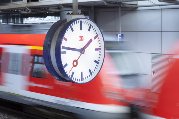 Zeitumstellung bei der Bahn – trotz Umstellung auf Winterzeit und Sommerzeit muss der Fahrplan eingehalten werden.