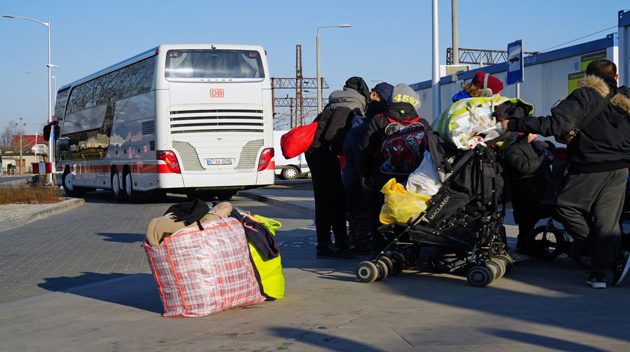 Busse bringen die Menschen aus der Ukraine flexibel zu den Aufnahmepunkten in Deutschland und europäischen Nachbarländern