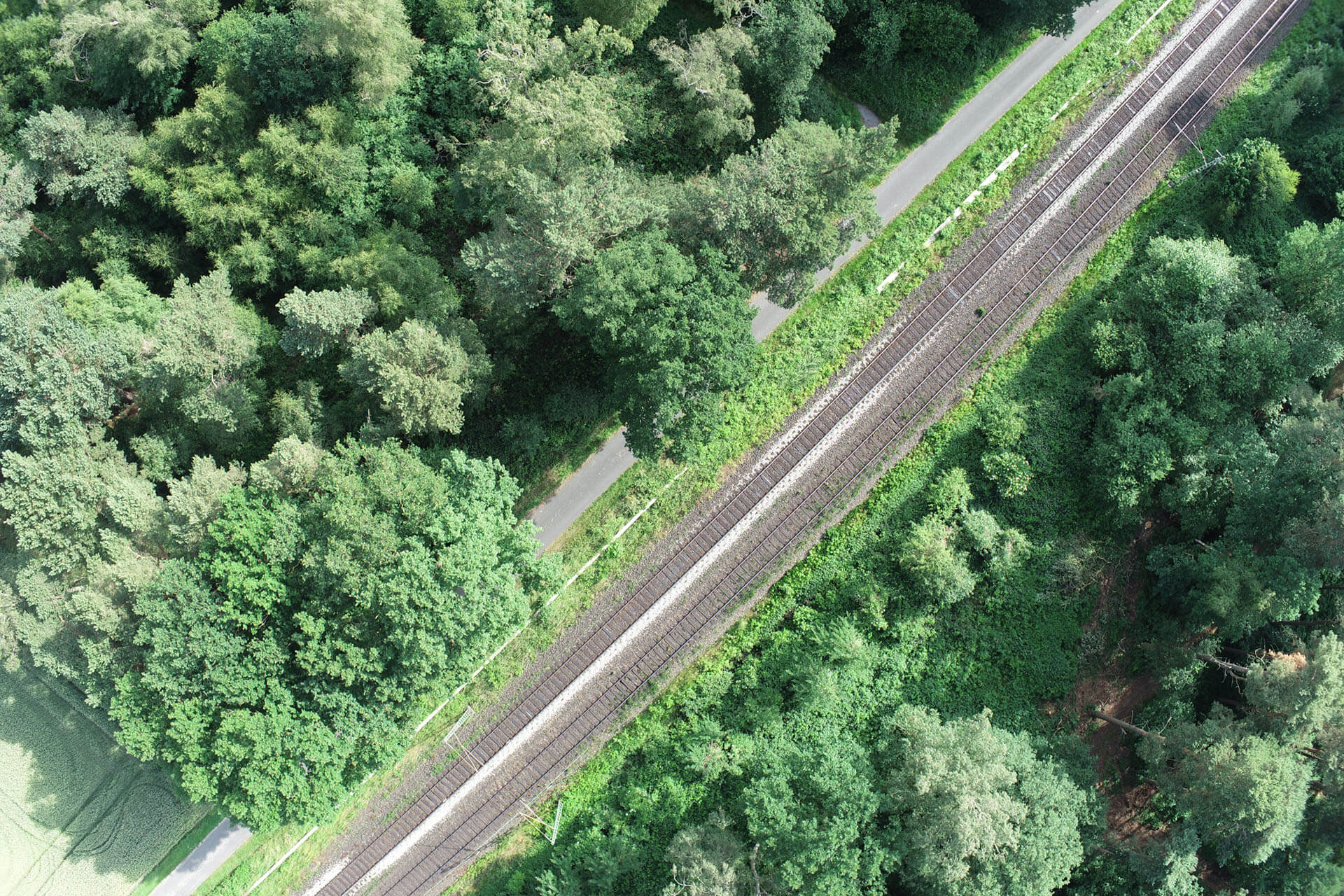 Deutsche Bahn Drohnen liefern Bilder zur Kontrolle der Fahrwege. Ist alles in Ordnung?