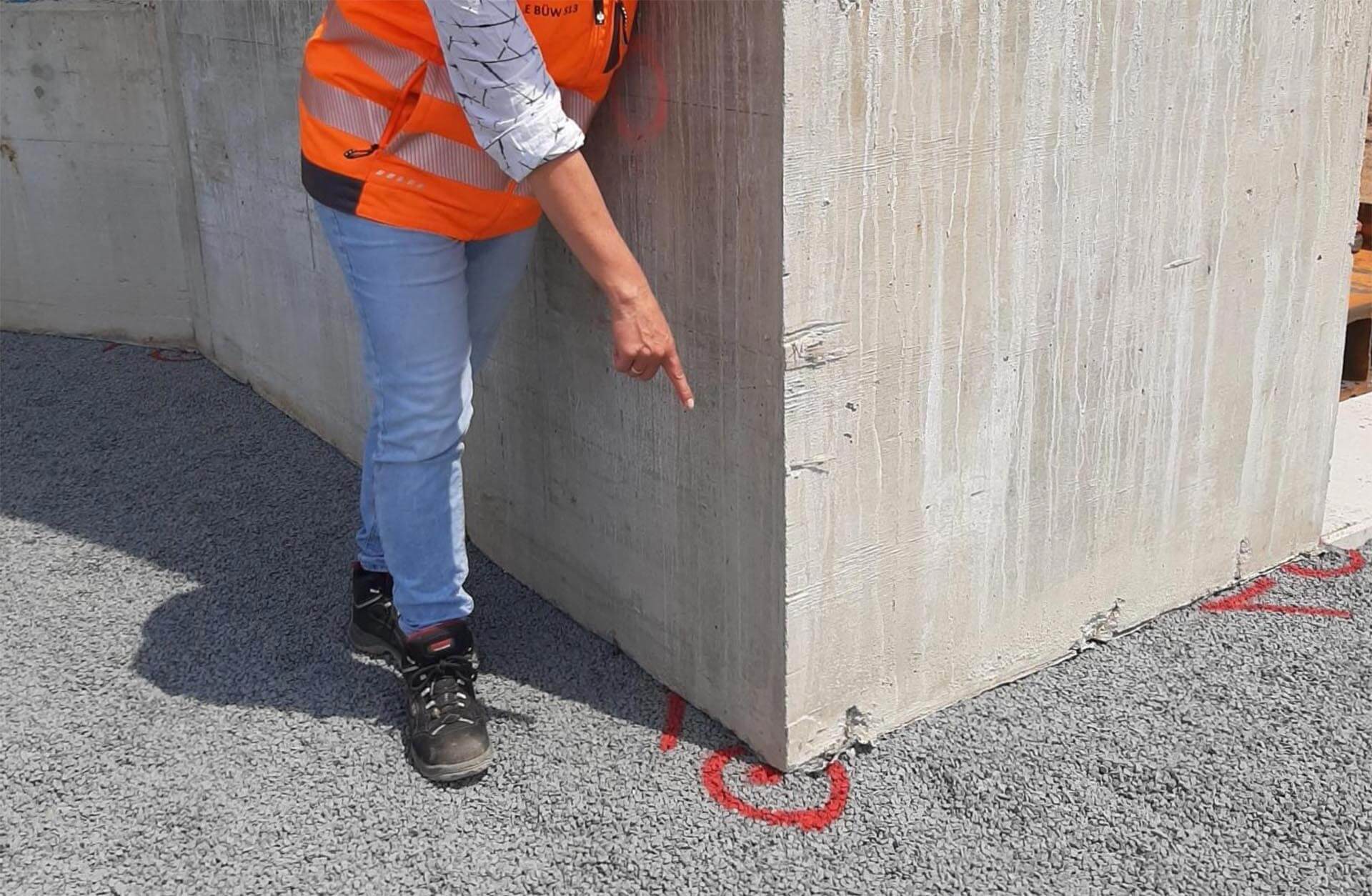 Ein Arbeiter zeigt auf Markierungen für Brückenteile