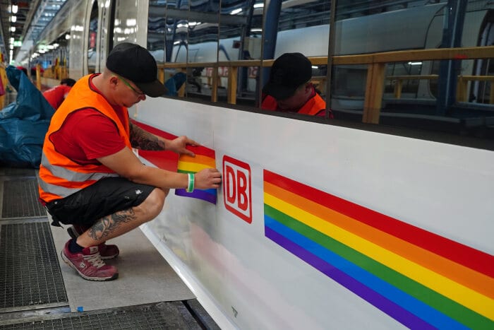 Deutsche Bahn Diversity - Die Bahn setzt ein Zeichen mit dem Regenbogen-ICE - hier wird er gerade beklebt.