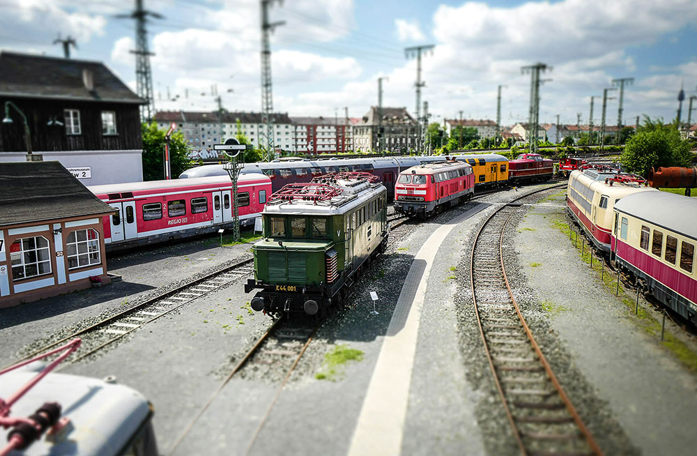 Blick auf die Züge einer Modelbahnanlage