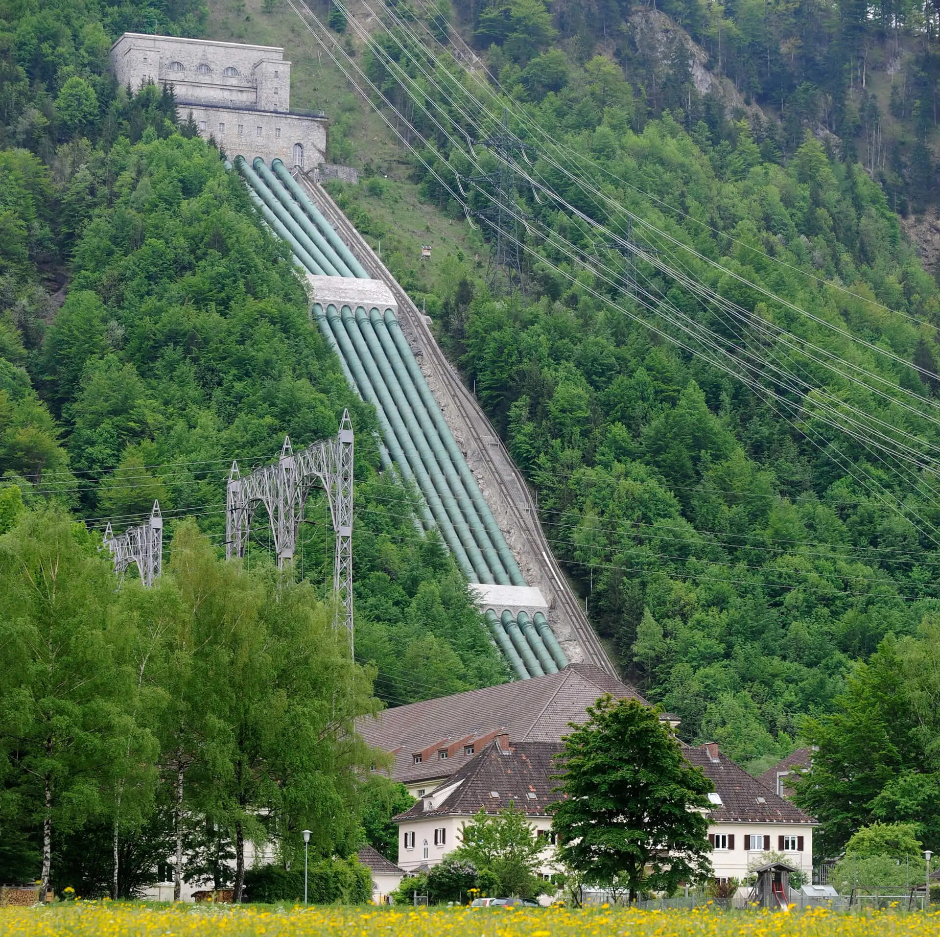 Das Walchenseekraftwerk in Bayern mit großen Rohren an einem Berghang