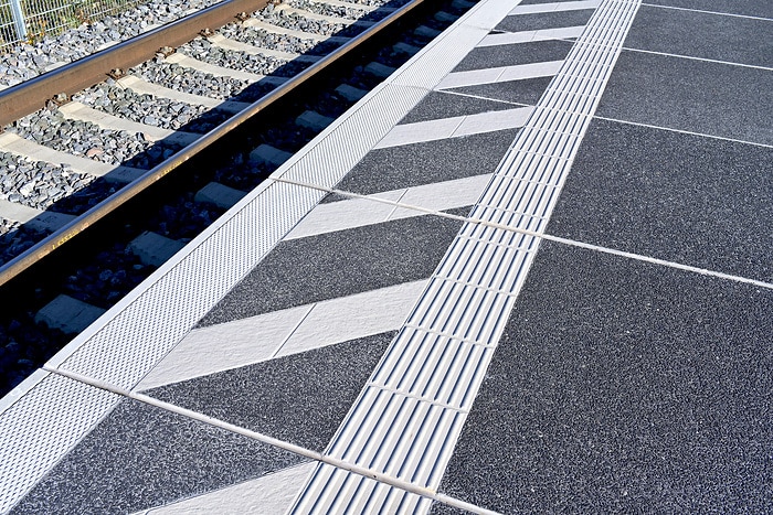 Achtung an der Bahnsteigkante - die weiße Linie markiert den Gefahrenbereich